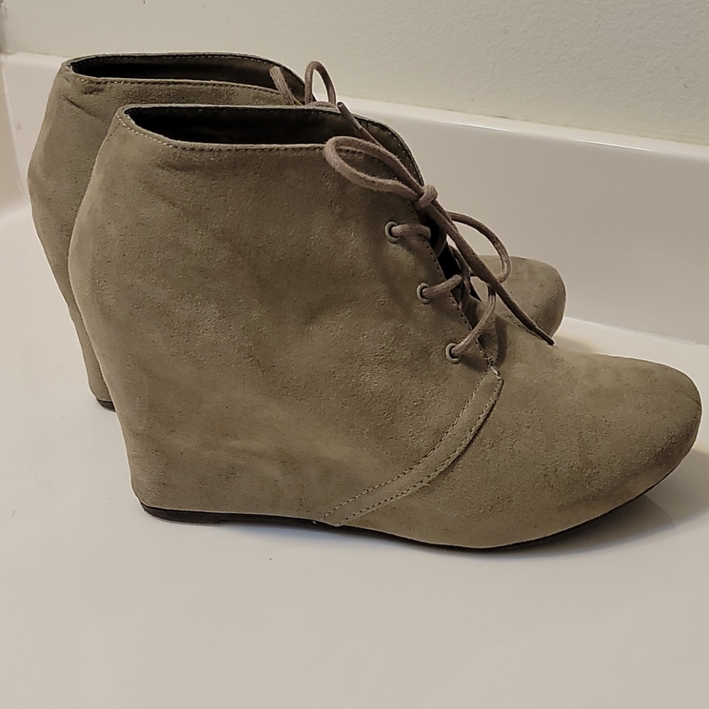 Size 9.5 suede bootie ❤⭐